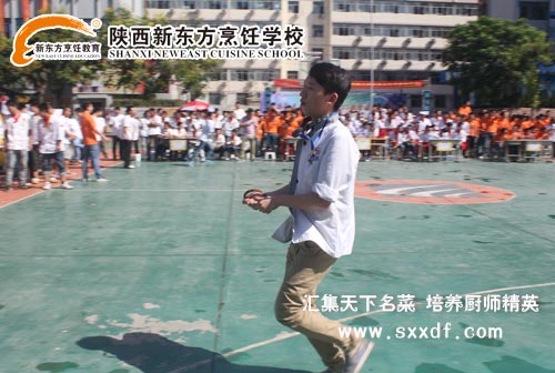 抓着黄鳝一路狂奔的同学