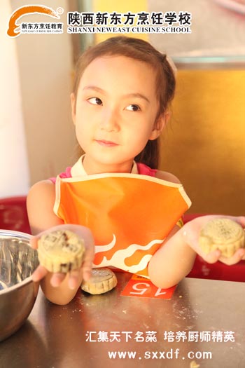 中秋爱心主题活动中做月饼的小姑娘