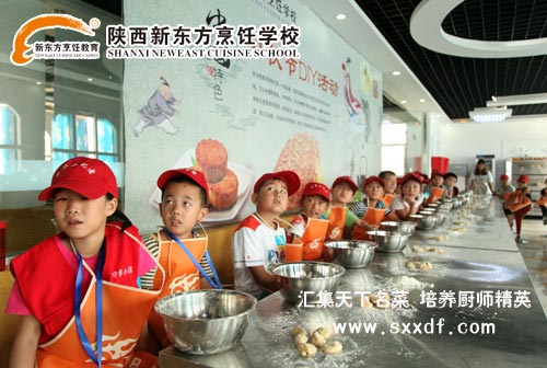 做月饼的“小记者\们