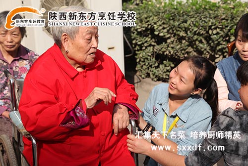 陪老人聊天晒太阳
