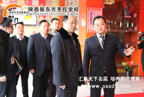 汪总一行人莅临陕西新东方,李校长为其讲解