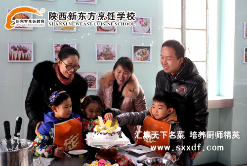 小侦探们与父母一起共享美好时光