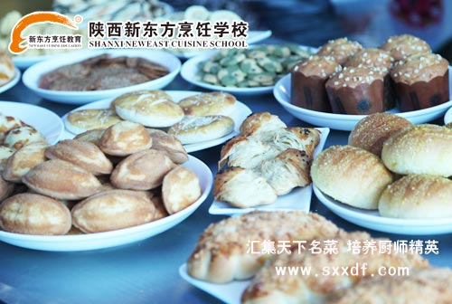 同学们为家长准备了各种各样的美食