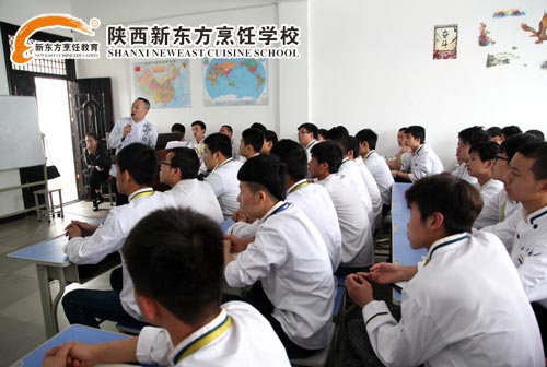 王厨为我校学生进行厨政讲解
