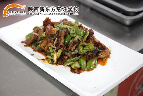 厨师长王静制作拿手好菜