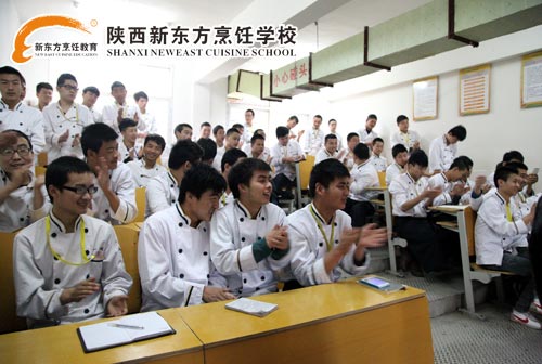 现场气氛高昂,我校学生积极参与