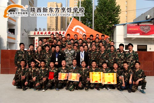 班级同学与教官亲切合影