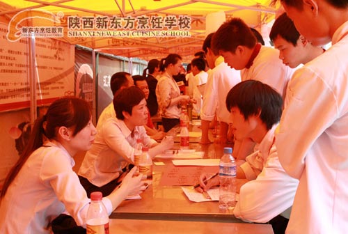 毕业生踊跃参加招聘会