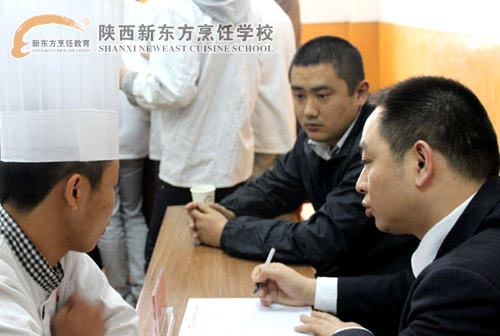 学生与用人单位细致交流