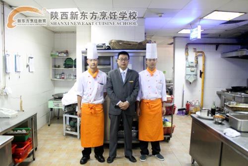 陕西新东方学生与酒店经理合影