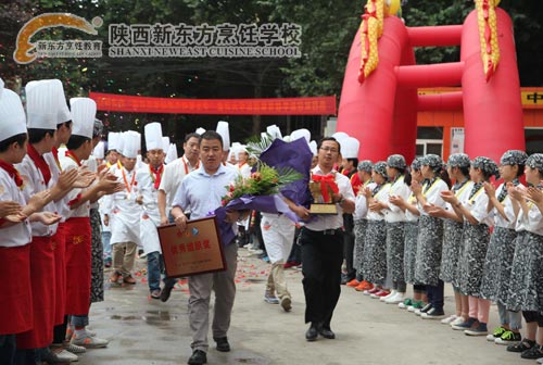 师生列队欢迎代表团凯旋归来