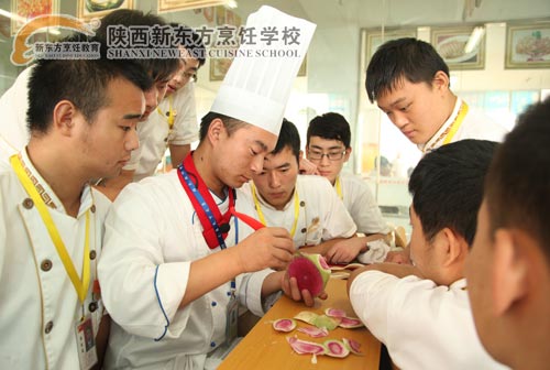 史老师耐心教授学生雕刻技艺