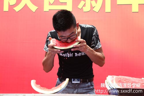 台下的围观者也报名参与其中