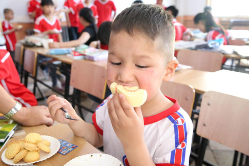 陕西新东方走进三原县东周儿童村