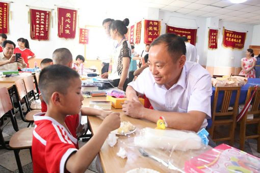 陕西新东方走进三原县东周儿童村
