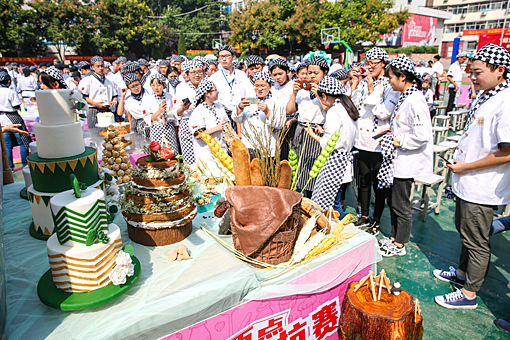 陕西新东方烹饪学校西点展台对抗赛
