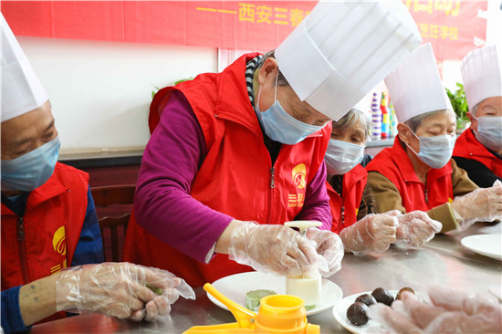 陕西新东方烹饪学校师生为养老院老人们送温暖