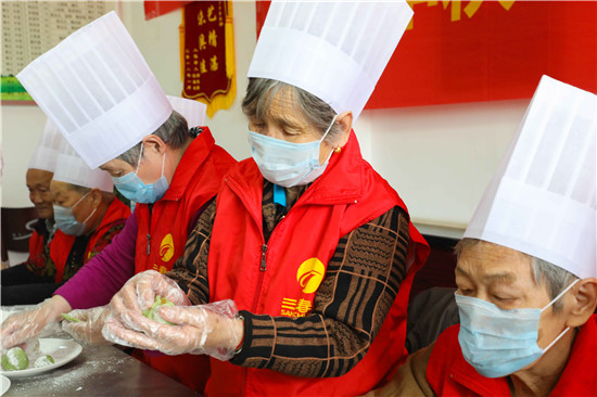陕西新东方烹饪学校师生为养老院老人们送温暖