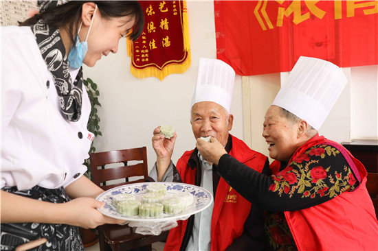 陕西新东方烹饪学校师生为养老院老人们送温暖