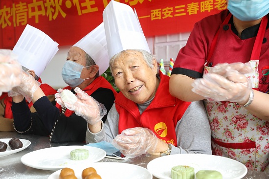 陕西新东方烹饪学校师生为养老院老人们送温暖