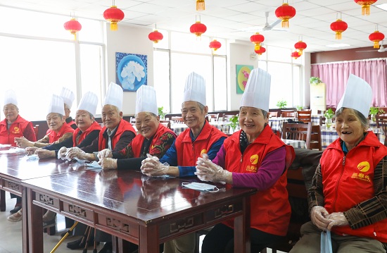 陕西新东方烹饪学校师生为养老院老人们送温暖
