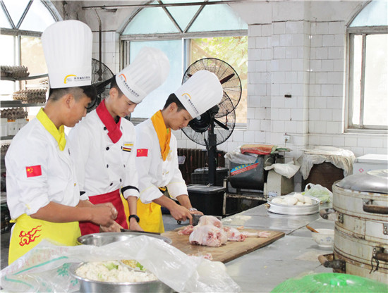 重阳节 公益 新东方烹饪学校 西点师培训 西餐培训学校 西点学校培训