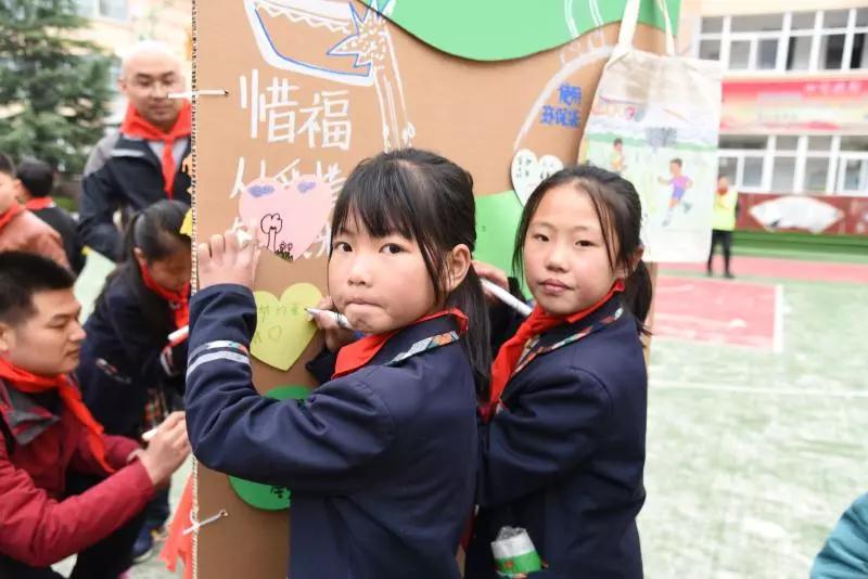 开启“心”世界之环保大课堂 陕西新东方烹饪学校希望小学公益行!