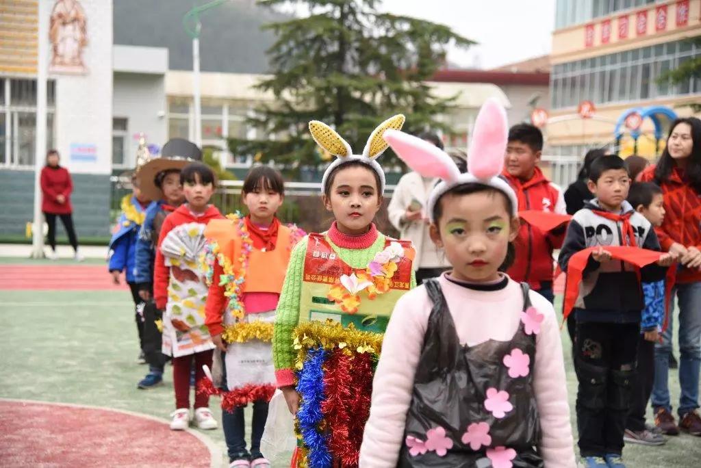 开启“心”世界之环保大课堂 陕西新东方烹饪学校希望小学公益行!
