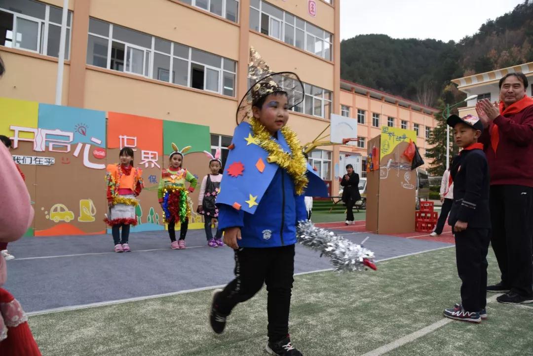 开启“心”世界之环保大课堂 陕西新东方烹饪学校希望小学公益行!