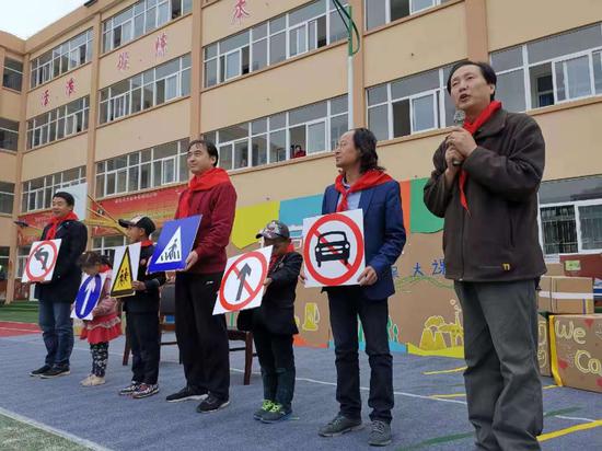 开启“心”世界之环保大课堂 陕西新东方烹饪学校希望小学公益行!