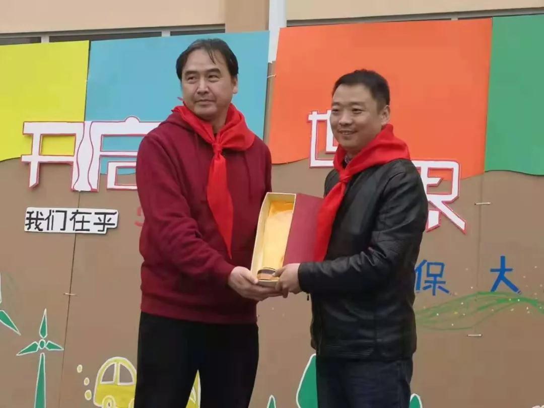 开启“心”世界之环保大课堂 陕西新东方烹饪学校希望小学公益行!