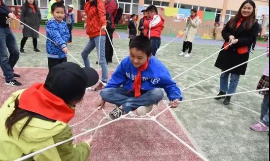 开启“心”世界之环保大课堂 陕西新东方烹饪学校希望小学公益行!