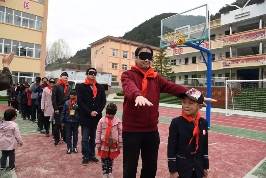 开启“心”世界之环保大课堂 陕西新东方烹饪学校希望小学公益行!