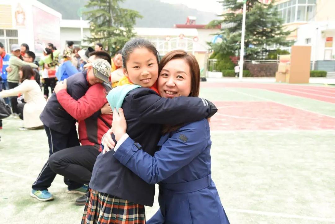 开启“心”世界之环保大课堂 陕西新东方烹饪学校希望小学公益行!