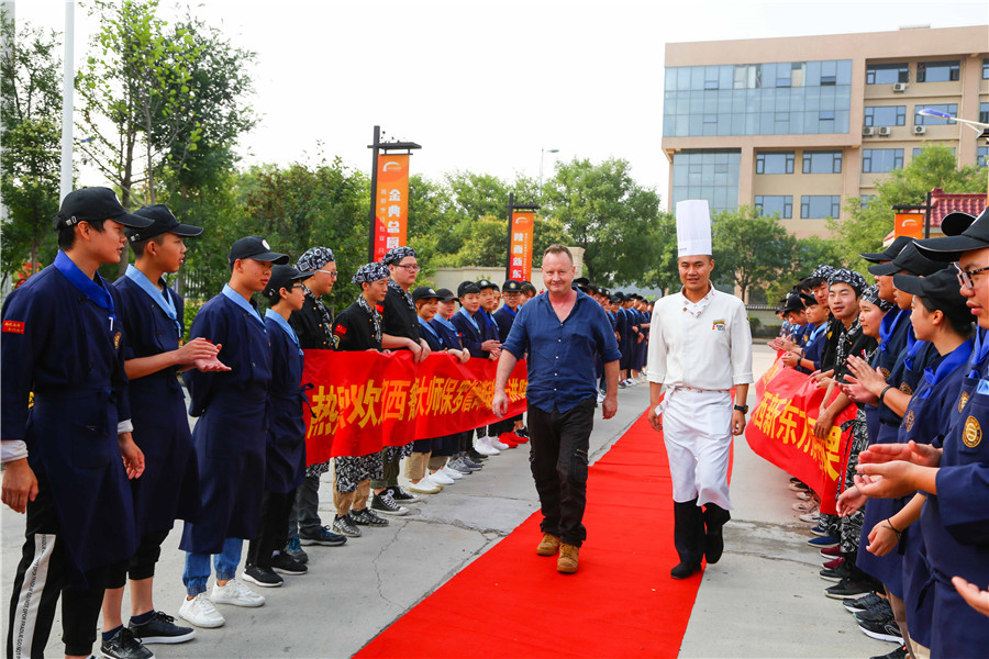 澳大利亚名厨保罗詹姆斯泰特走进陕西新东方,演绎异国风味西餐