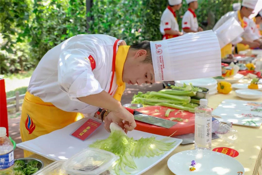 陕西新东方烹饪学校:男生初中毕业学什么好,学厨师怎么样