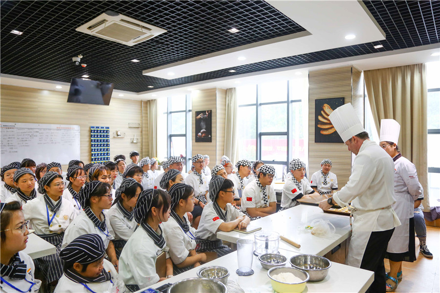 西点教师进校园,点燃西点中西文化火花